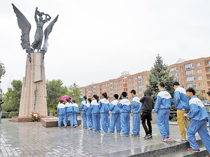 Китайцы у памятника русской переводчице