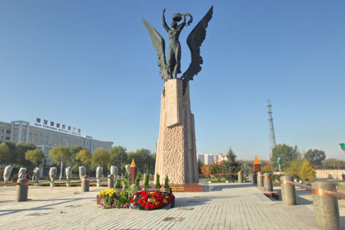Китай, Суйфэньхэ, памятник русской переводчице Галине Дубеевой