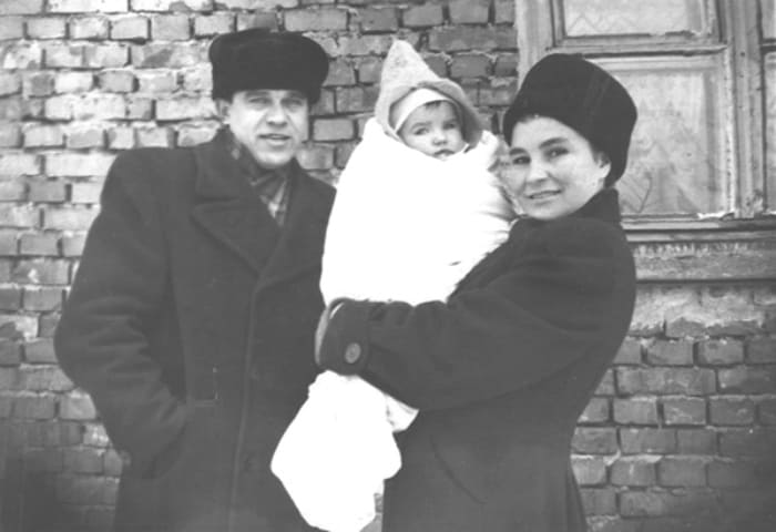 Актриса со вторым мужем, Павлом Пекуром, и дочерью Татьяной | Фото: kino-teatr.ru