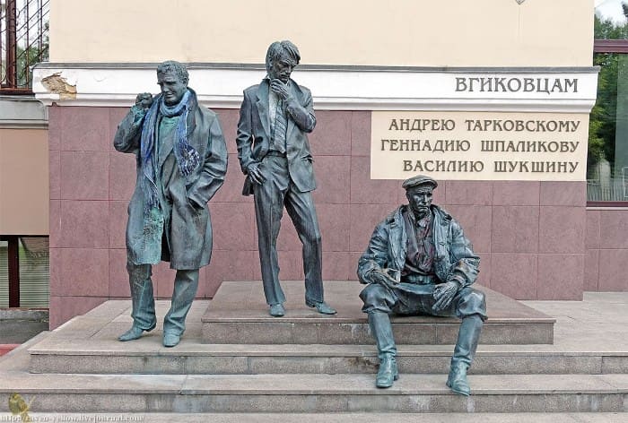 Памятник знаменитым выпускникам ВГИКа | Фото: raven-yellow.livejournal.com