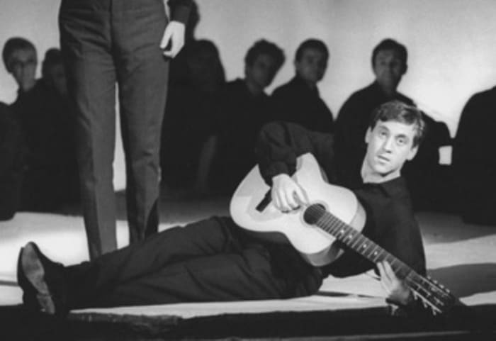 Артист в спектакле *Антимиры* в Театре на Таганке, 1966 | Фото: ixbt.photo