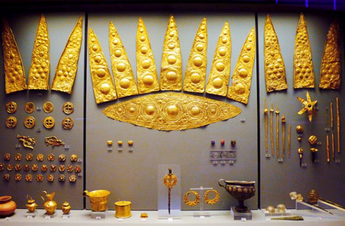 Золотые предметы из находок Шлимана в Микенах | Фото: economistua.com