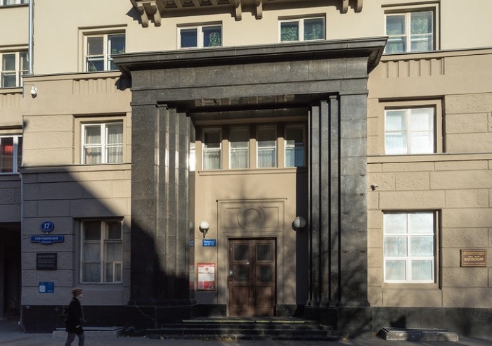 Тот самый фасад дома, выложенный *черным мрамором* | Фото: sakvoiazh.ru
