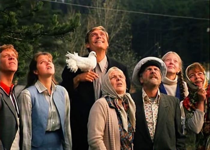 Кадр из фильма *Любовь и голуби*, 1984 | Фото: tvkinoradio.ru