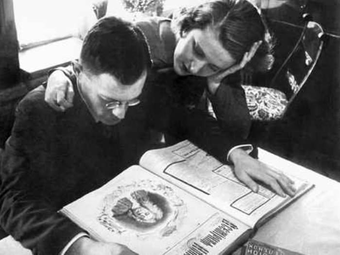 Писатель с женой рассматривают издание *Золотого теленка*, 1933 | Фото: chtoby-pomnili.net