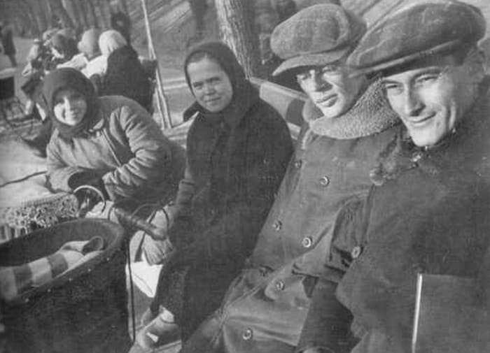 Ильф и Петров на Гоголевском бульваре. Зима 1932 г. | Фото: chtoby-pomnili.net