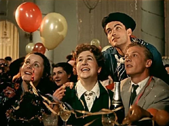 Кадр из фильма *Карнавальная ночь*, 1956 (Инна Ульянова – в центре) | Фото: kino-teatr.ru