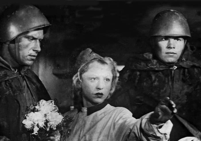 Кадр из фильма *Два бойца*, 1943 | Фото: kino-teatr.ru