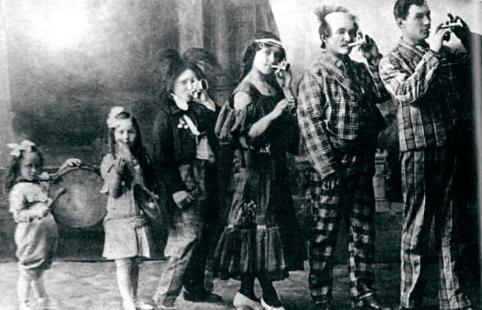 Семья цирковых артистов Жеймо (Янина слева), 1912 | Фото: udmkrai.unatlib.ru