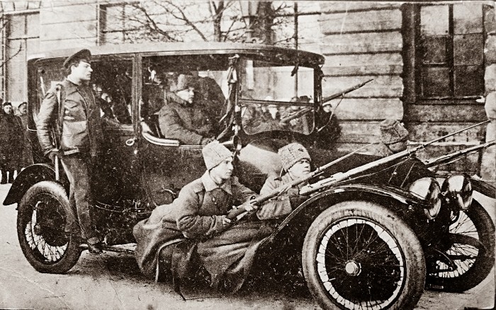 Вооруженный патруль. Петроград, февраль 1917 | Фото: moremhod.info