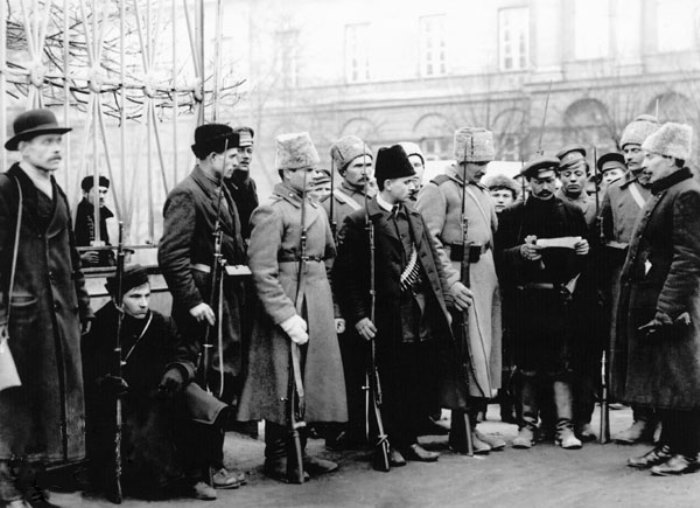 Проверка документов у входа в Смольный, ноябрь 1917 г. | Фото: e-reading.mobi