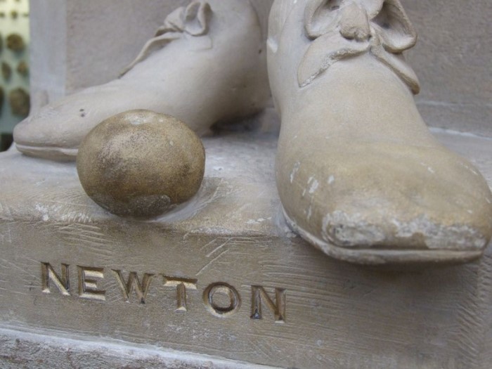 Каменное яблоко у ног статуи Ньютона в Оксфордском музее естественной истории | Фото: old.mirf.ru