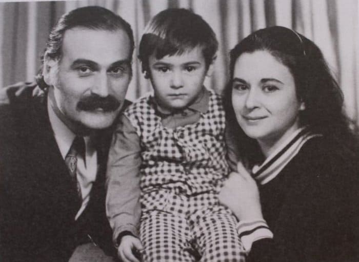 Актер с женой и сыном | Фото: chaskor.ru