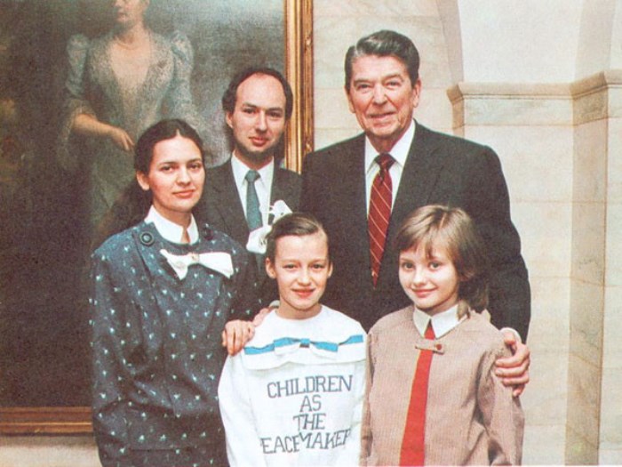 Посланник доброй воли Катя Лычева с президентом США Р. Рейганом | Фото: fb.ru
