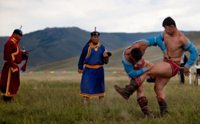 Монгольские борцы в традиционном облачении