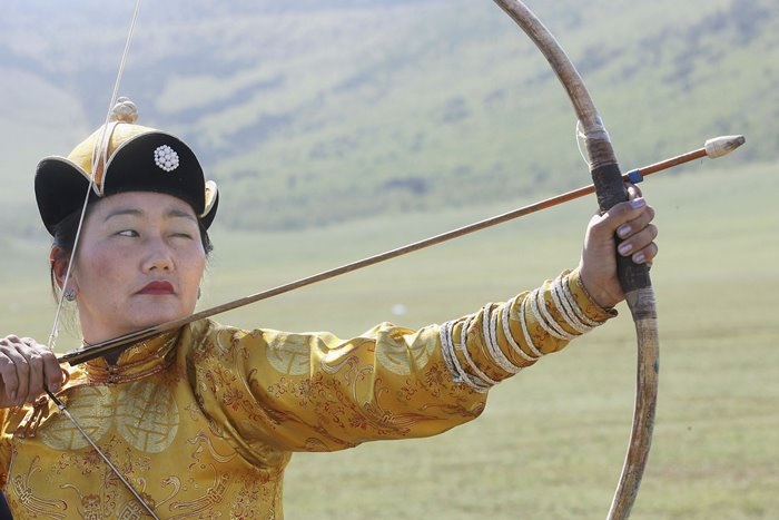 Монгольские женщины умеют стрелять из лука