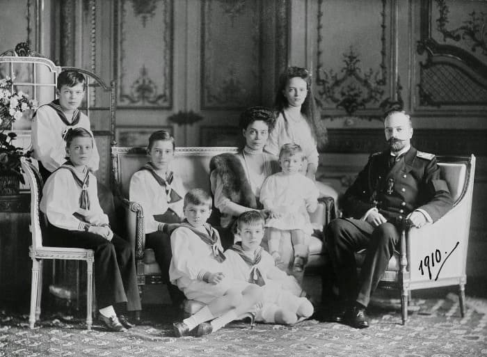 Великая княгиня Ксения Александровна с супругом и детьми, 1910 | Фото: romanovs-russia.blogspot.ru