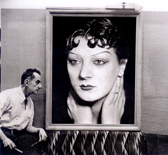 М. Сима. Ман Рэй перед портретом Кики с Монпарнаса, 1954 | Фото: theredlist.com