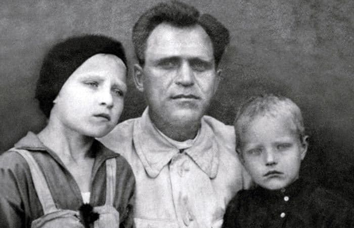 Римма и Леонид Марковы в детстве с отцом | Фото: stuki-druki.com