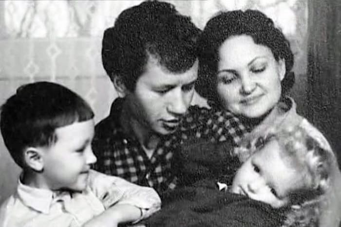 Леонид Быков с женой и детьми | Фото: teatre.com.ua