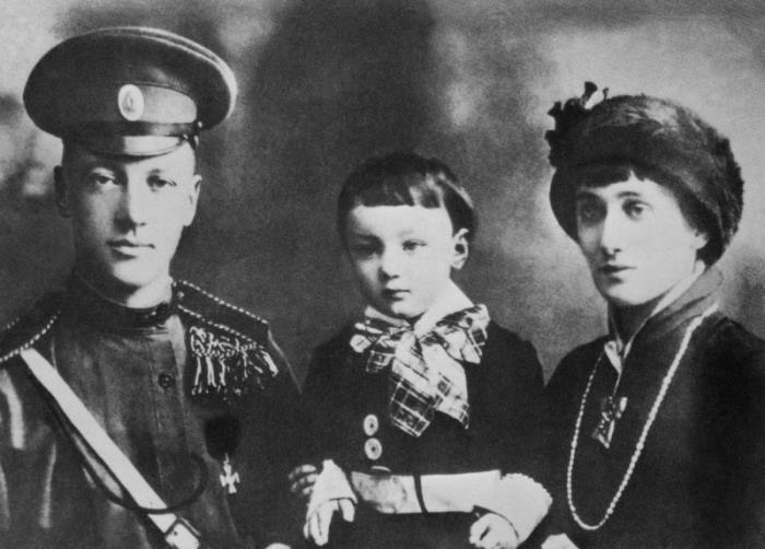 Николай Гумилев, Анна Ахматова и их сын Лев, 1915 | Фото: bibliotekar.ru