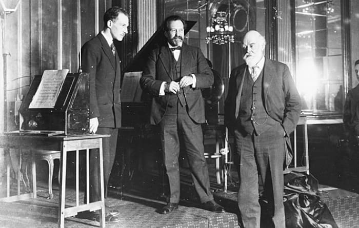 Лев Термен, дирижёр сэр Генри Вуд и физик сэр Оливер Лодж. Лондон, 1927 | Фото: izbrannoe.com