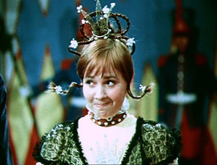 Лиана Жвания в роли королевы в сказке *Двенадцать месяцев*, 1972 | Фото: kino-teatr.ru