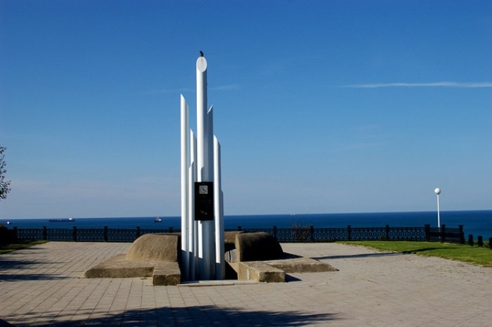 Памятник погибшим на теплоходе *Адмирал Нахимов*, мыс Дооб | Фото: admiralnakhimov.ru