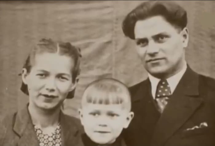 Аристарх Ливанов с родителями | Фото: retrospectra.ru