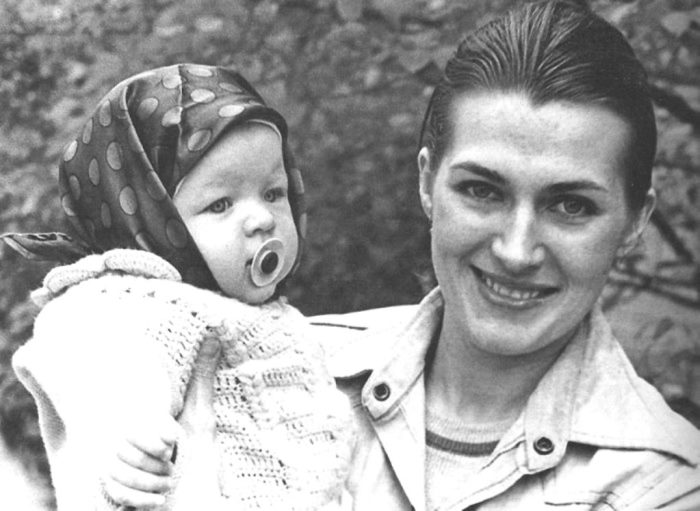 Галина Логинова с дочерью Миллой. Киев, 1976 | Фото: nnm.me