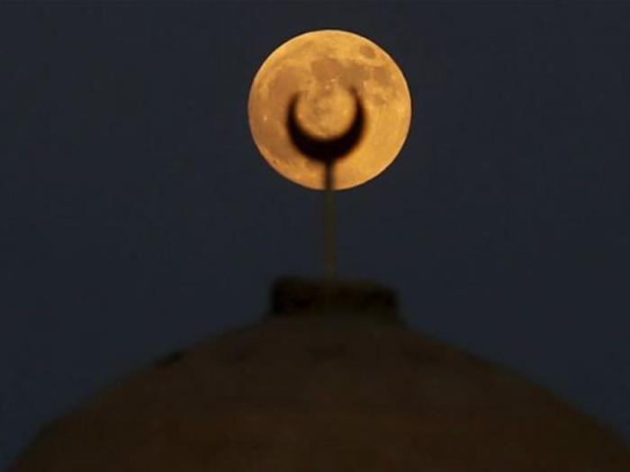 Луна над мечетью в пустыне к юго-западу от Каира