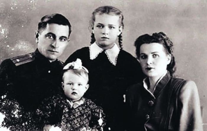 Людмила Чурсина в детстве с родителями и сестрой | Фото: 2aktera.ru