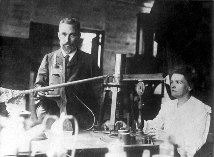 Пьер и Мари Кюри в их лаборатории