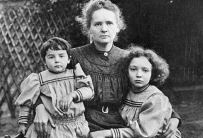 Мари Кюри с детьми