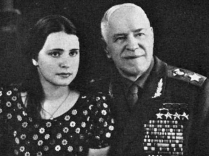 Георгий Жуков с дочерью Марией, 1973 | Фото: liveinternet.ru