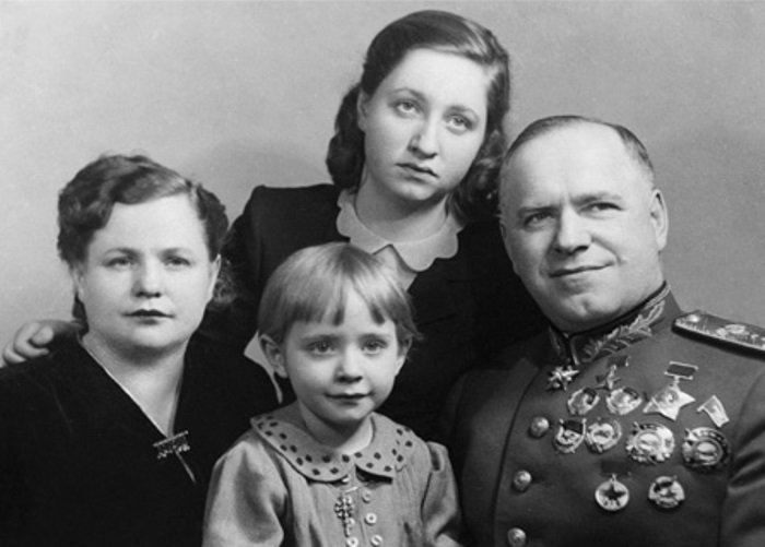 Г. Жуков с женой Александрой Зуйковой и дочерьми Эрой и Эллой, 1940-е гг. | Фото: liveinternet.ru