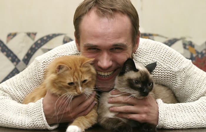Актер с любимыми домашними питомцами | Фото: strana-sovetov.com