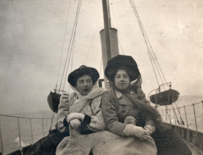 Мерседес Еллинек (справа), ок. 1910 г. | Фото: locomotions.ru