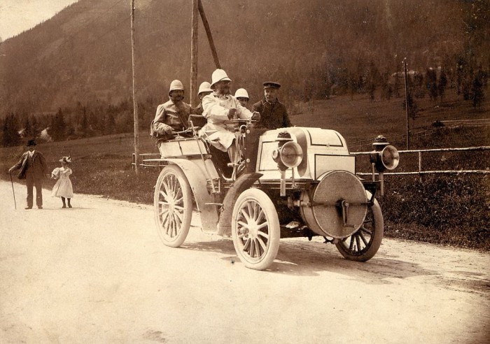 Эмиль Еллинек на гонках за рулем своего Даймлера *Феникс*, 1899 г. | Фото: mercedes-benz.com.vn
