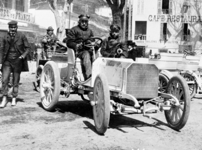 Эмиль Еллинек презентует *Мерседес* 35 HP на гонках в Ницце, 1901 | Фото: mercedes-benz.com.vn