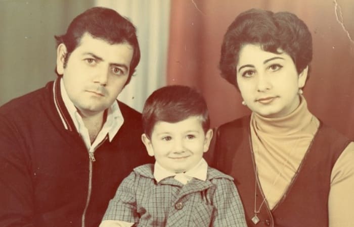 Михаил Галустян в детстве с родителями | Фото: damy-gospoda.ru