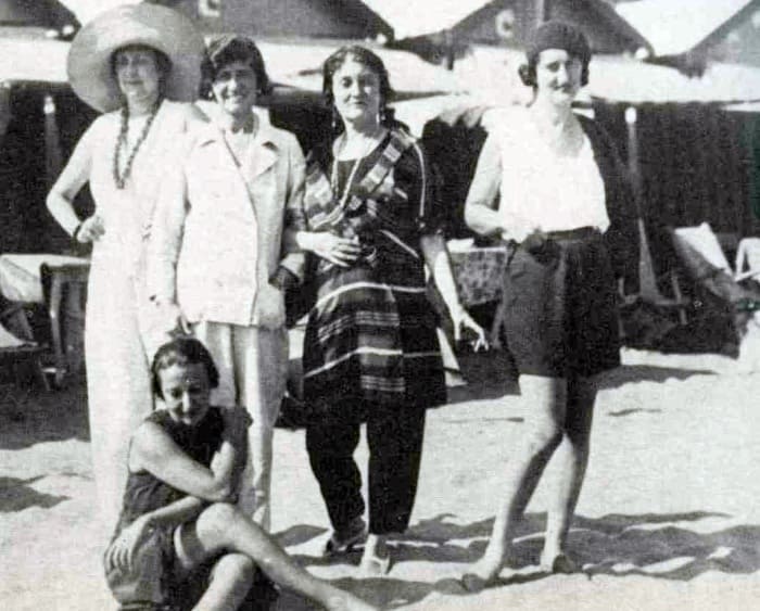 Мизиа (в центре) с Коко Шанель в 1923 г. в Венеции | Фото: izbrannoe.com