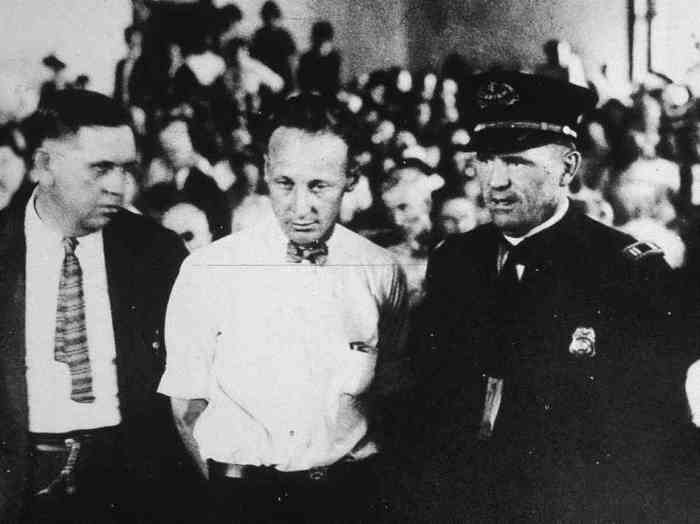 Джон Скоупс (в центре) на суде, 1925 г. | Фото: npr.org
