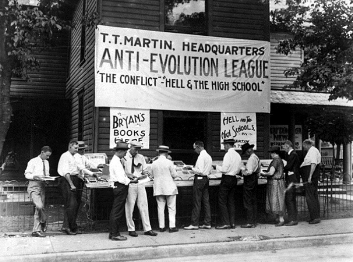 Продажа книг Антиэволюционной Лиги во время процесса над Скоупсом, 1925 | Фото: ymorno.ru