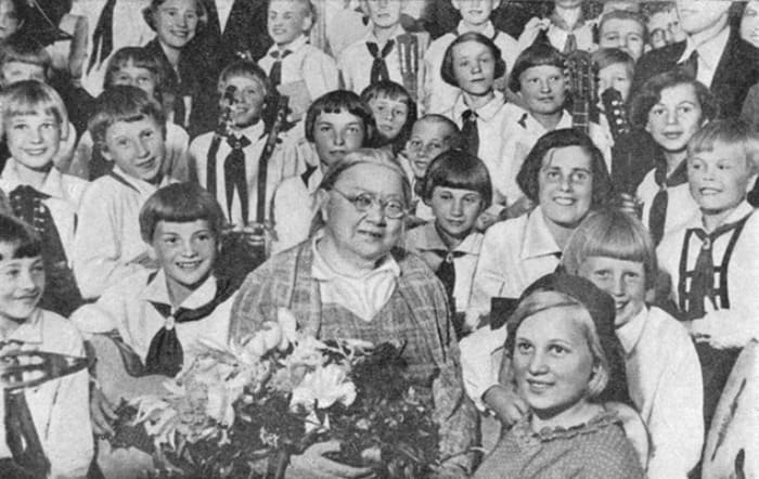 Крупская среди пионеров, 1936 | Фото: sovtime.ru