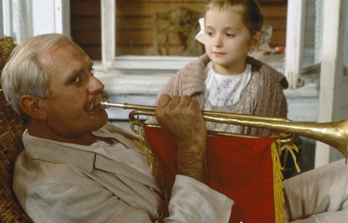 Никита Михалков с дочерью в фильме *Утомленные солнцем*, 1994 | Фото: teleprogramma.pro