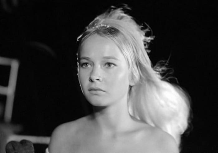 Кадр из фильма *Бегущая по волнам*, 1967 | Фото: kino-teatr.ru