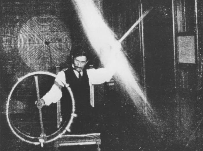 Ученый во время одного из экспериментов с электричеством, 1899 | Фото: teslauniverse.com