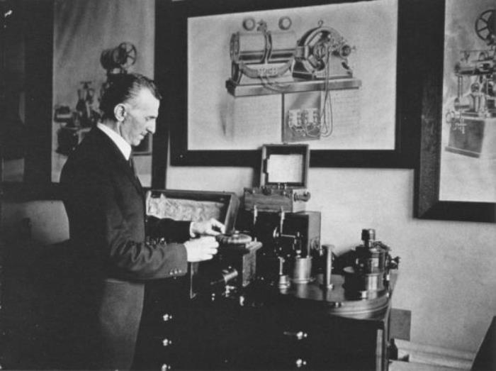 Ученый демонстрирует свои изобретения, 1916 | Фото: photochronograph.ru