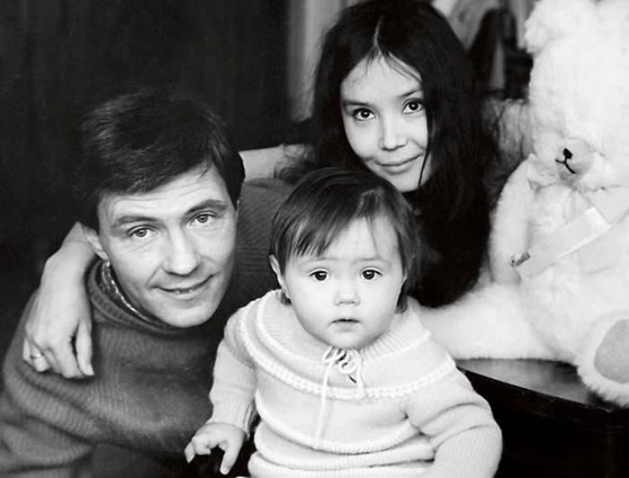Художник с третьей женой, Натальей Аринбасаровой, и дочерью Екатериной | Фото: 7days.ru